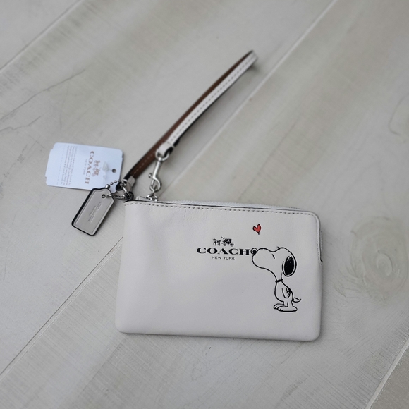 NWT COACH SNOOPY leather wristlet F65193 - Picture 3 of 7